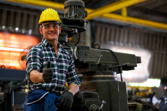 在工厂作场所自信和竖起大拇指的智能技术人员或工程师工人戴着防护头盔的正面视图良好的管理体系概念获得更图片
