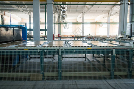 生产瓷砖的工厂重型工厂的瓷砖输送线制造瓷砖的过程图片