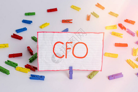 显示Cfo的概念手写概念意义首席财务官管理公司财务行为彩色衣夹纸空提图片