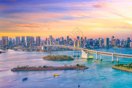 日本落时与东京塔台和彩虹桥图片