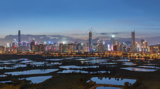 黄昏的深圳市天际线全景图片