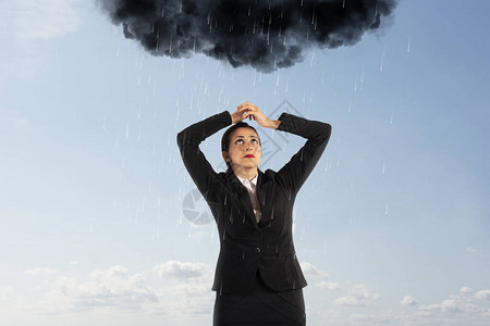 倒霉的女商人乌云密布雨水充沛图片