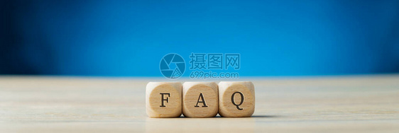 三个木制骰子连续携带常见问题解答标志的宽视图像在与复制空图片