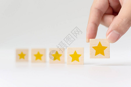 将五星形的木制立方体放在白色背景上最佳商业服务对客户经验评分最优图片
