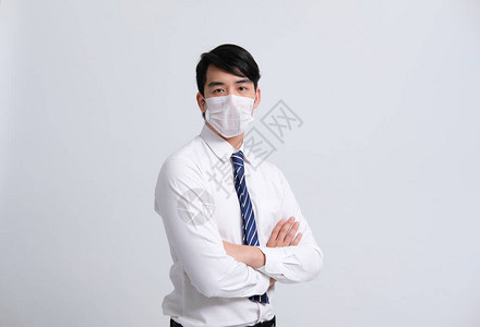 佩戴防感寒保护面罩的商人男子图片