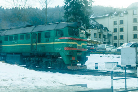 白天站在火车站的旧火车图片