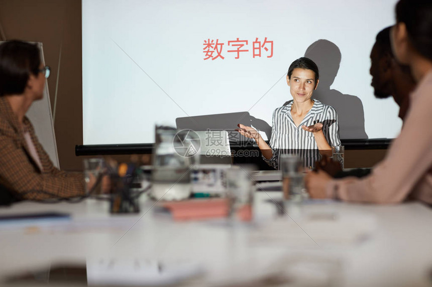 具有吸引力的年轻女在中文交流培训课上高清图片下载-正版图片503766039-摄图网