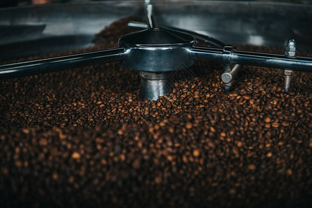 用专业机器烘焙的芳香咖啡豆图片
