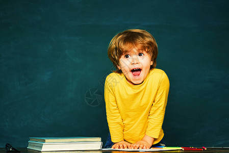 孩子在黑板背景的课堂上学习快乐的学校孩子有才华的孩子学图片