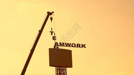 工人和起重机正在安装TEAMWORK文本广告图片