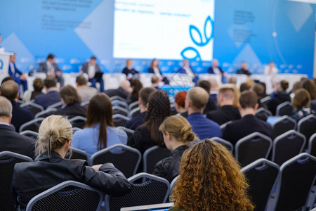 观众聆听商业会议演讲人背面图片素材