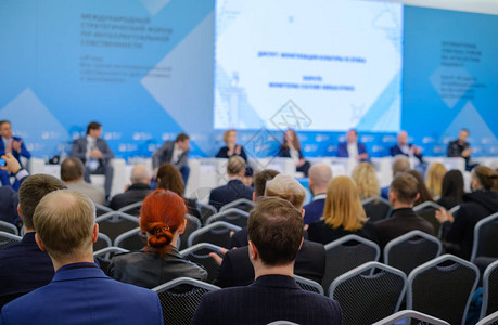 观众聆听商业会议演讲人背面图片素材