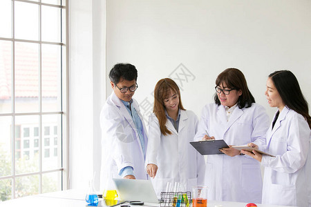 科学测试化学家科学测试质量在实验室工作的小组科学家化学实验室的一男图片