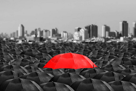 在大量的黑色雨伞中的彩色雨伞图片