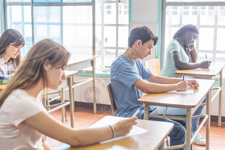 中学一课中在校的青少年学生人图片