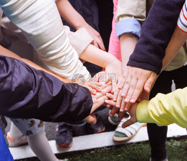 携手权威媒体与专业解说团队呈现高清转播与独家幕后花絮内容
