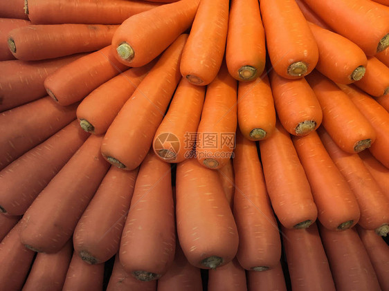 橙色胡萝卜在货架上被分类成圆形出售图片