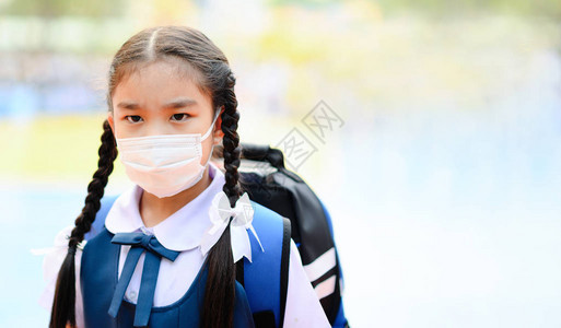 泰国曼谷市身戴防止空气烟雾污染口罩的女学生女孩图片