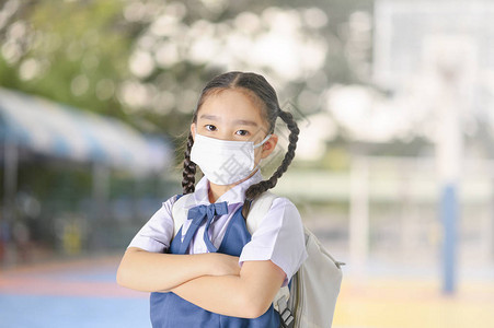 泰国曼谷市身戴防止空气烟雾污染口罩的女学生女孩图片