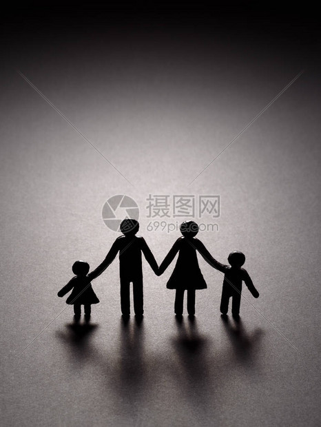 传统家庭的脆弱迷雾重的未来孩子和家长的紧密联系黑色背景中一个家庭的剪影图片