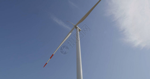 达坂城风力发电站向农村发电站现代风力涡轮机行进的一组工程师倾斜背景