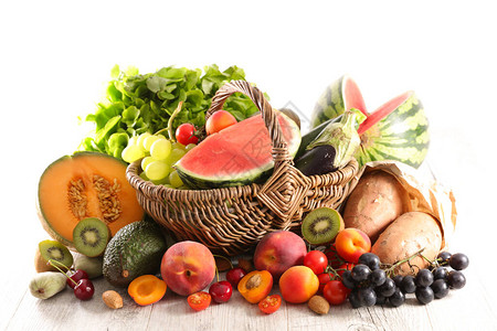 将水果和蔬菜成分在柳篮子中排列成不图片