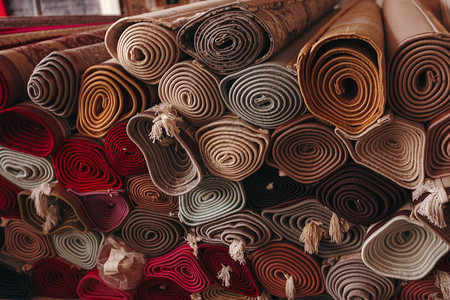 一堆不同颜色的折叠地毯背景图片