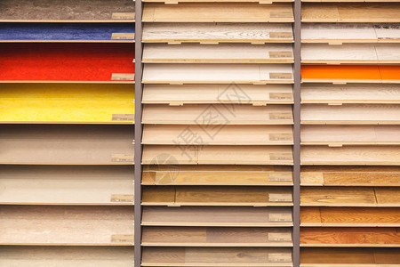 在五金店家装仓库外部样品镶木地板商店中不同颜色的木复合地板的图片概念乔迁背景图片