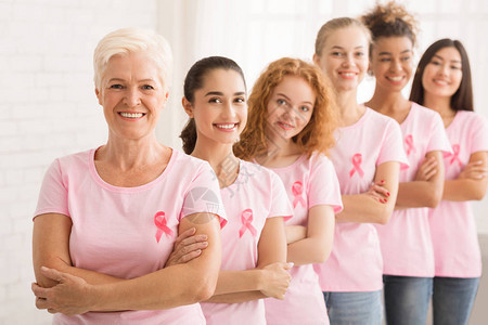 穿着粉色T恤的女性在宣传关注癌症乳腺癌图片