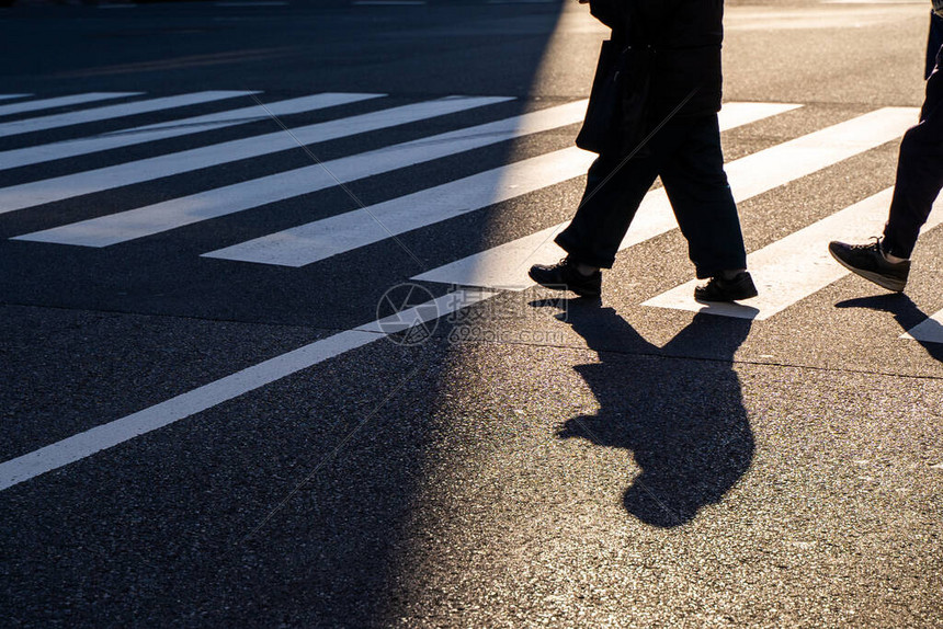 在黄昏的十字路口街上行人交叉行走高清图片下载-正版图片503778327-摄图网