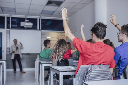 一群男学生和女学生举手回答第五个问题图片