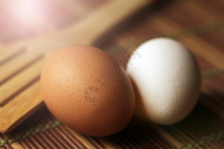 用纸板包装的鸡蛋和用于煎炸的木铲图片