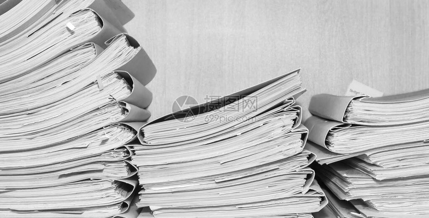 堆积在档案中的纸质文件档案室货架上的文件衣柜里的办公室架子上堆满了文高清图片下载-正版图片503780651-摄图网