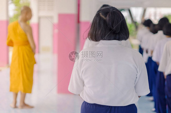 一群学生试图通过在学校与佛教和尚散步来冥想图片