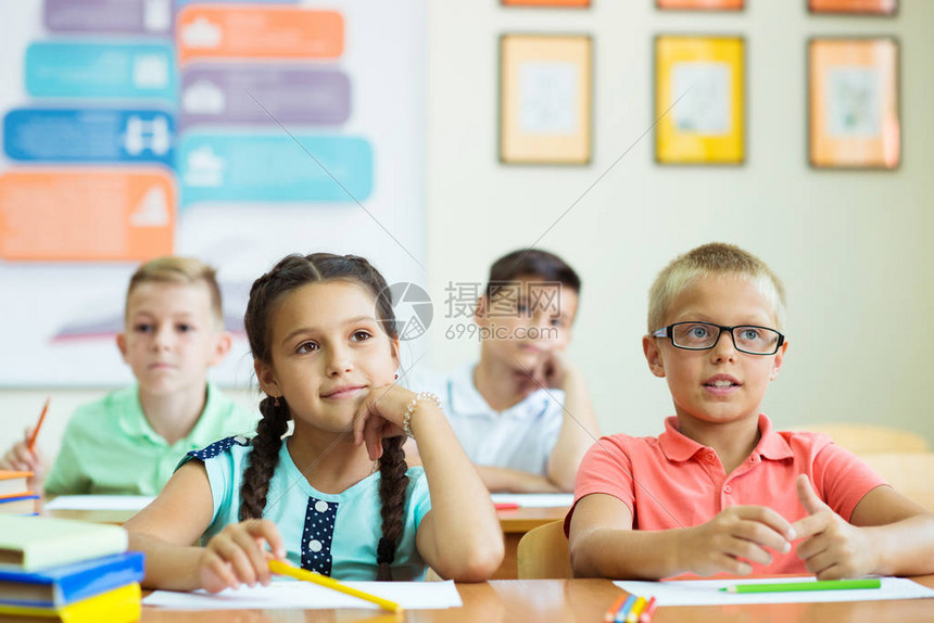 快乐的学童在小学上课时高清图片下载-正版图片503781140-摄图网