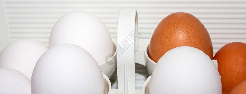鸡蛋箱里新鲜的鸡蛋图片