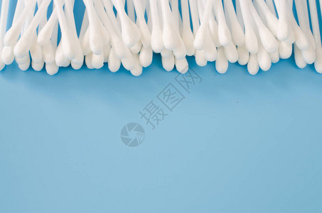 蓝色背景的化妆棉芽洗用的棍子顶部视图片
