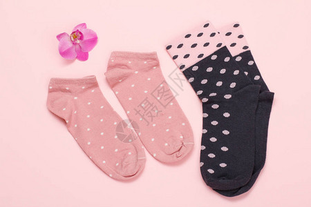 两对袜子和兰花穿着粉红色背景的女背景图片