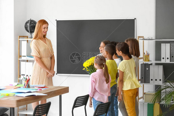 小学生在教室里问候他们的老师图片