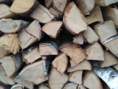 碎柴堆在一堆木柴堆特写一堆干柴图片
