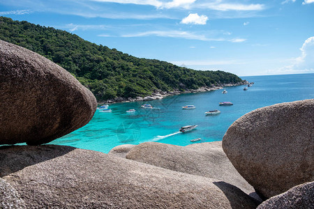 西米兰岛拥有大石头的美丽热带海图片