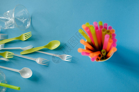 塑料勺子叉子吸管和杯子图片