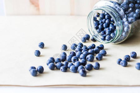 玻璃罐中散落的蓝莓和浆果图片