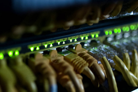 互联网电缆与服务器的连接图片