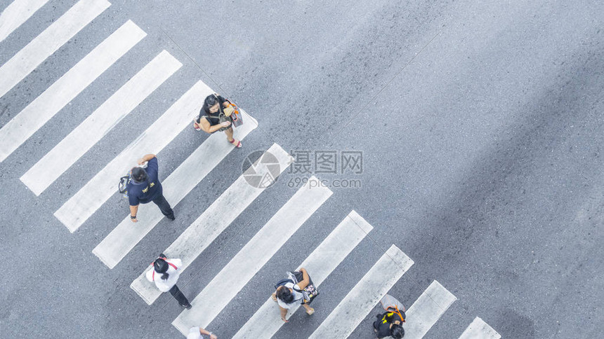 人行横道上行走的人们高清图片下载-正版图片503786138-摄图网