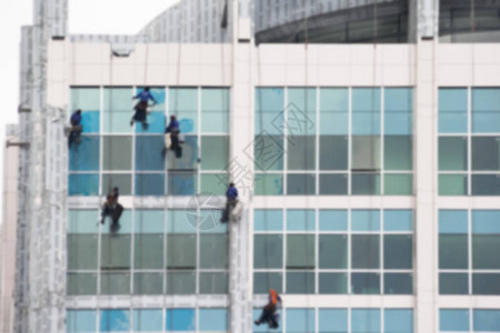 在高建筑上擦窗户服务工人背景图片