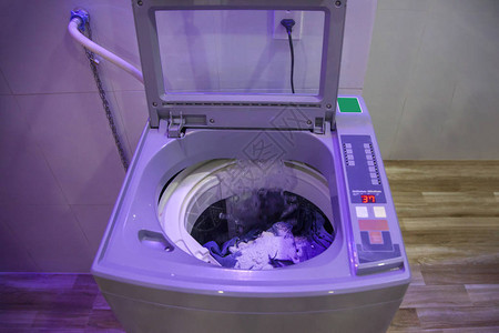 上装式洗衣机洗衣期间洗衣机鼓的内部图片