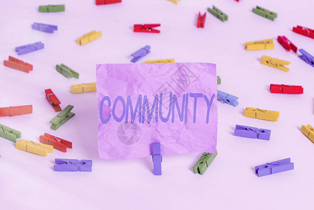 显示社区的书写笔记一组具有共同特征的展示共同生活的商业概念彩色衣夹纸空提醒白地图片