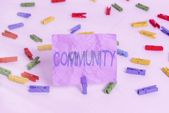 显示社区的书写笔记一组具有共同特征的展示共同生活的商业概念彩色衣夹纸空提醒白地图片