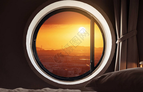透过窗户看日本的城市景观日落与太阳图片